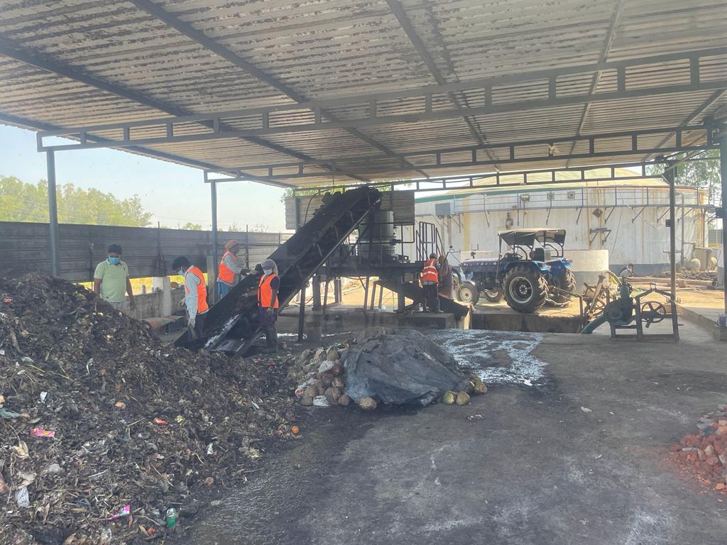 SwachhBharatGov's tweet image. #SBM-U National Team visited the 200 TPD Biomethanation Plant in Ambala&apos;s Shahzadpur. The plant is founded by Shaurya Galhotra in 2012 &amp;amp; operated by M/S Suntan Life for #wasteprocessing. Encouraging #CircularEconomy, it is currently processing Ambala&apos;s 70-80 TPD of organic waste.