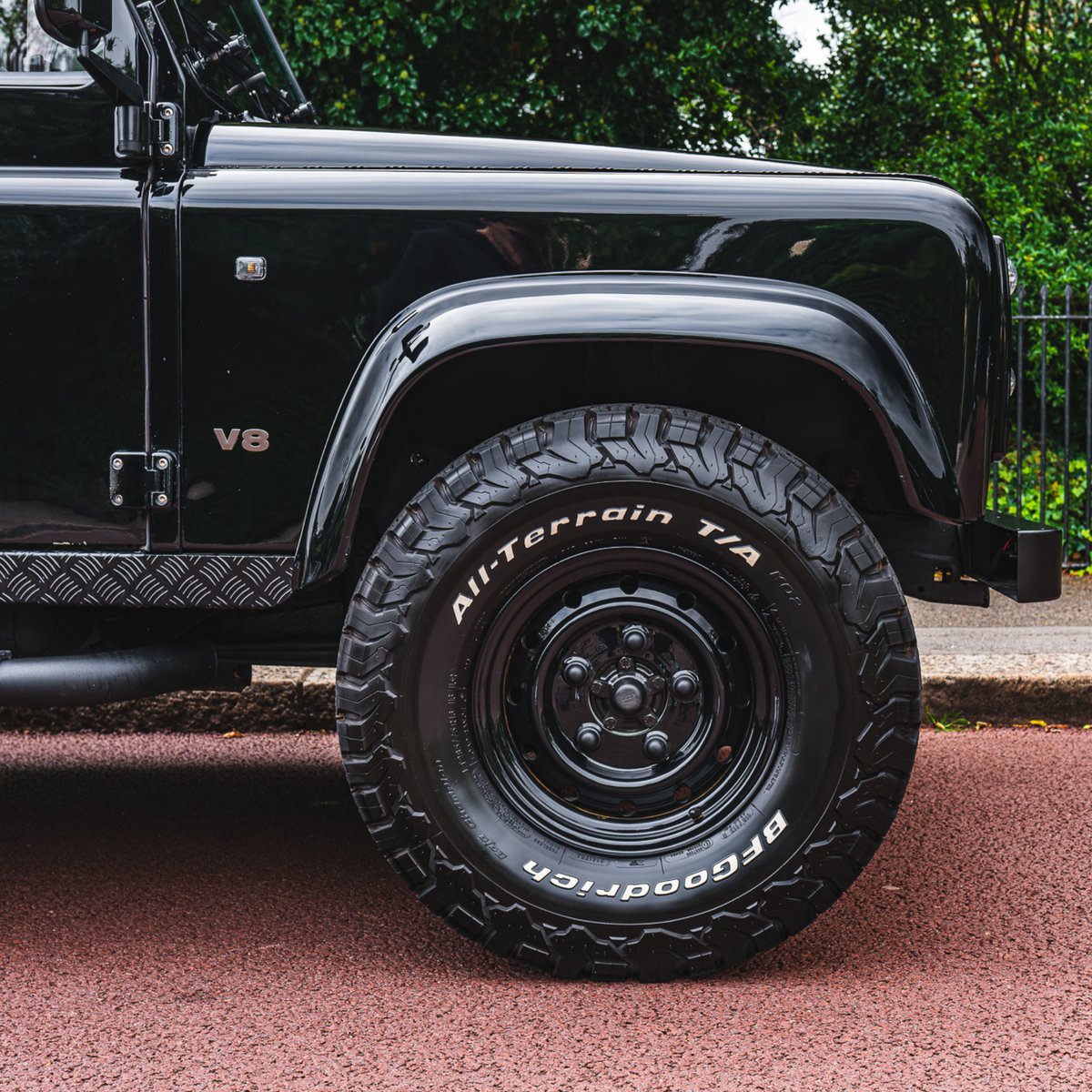 clivesutton's tweet photo. This Land Rover Defender 90 3.9 Restomod is revised for the 21st century with many modern improvements including the 3.9 injection JE Development rebuilt engine to 220 bhp, electric windows, Apple car play, and reverse camera.
​
Visit https://t.co/FQ55PLJ7gN for more details. https://t.co/lvwptcu5U3