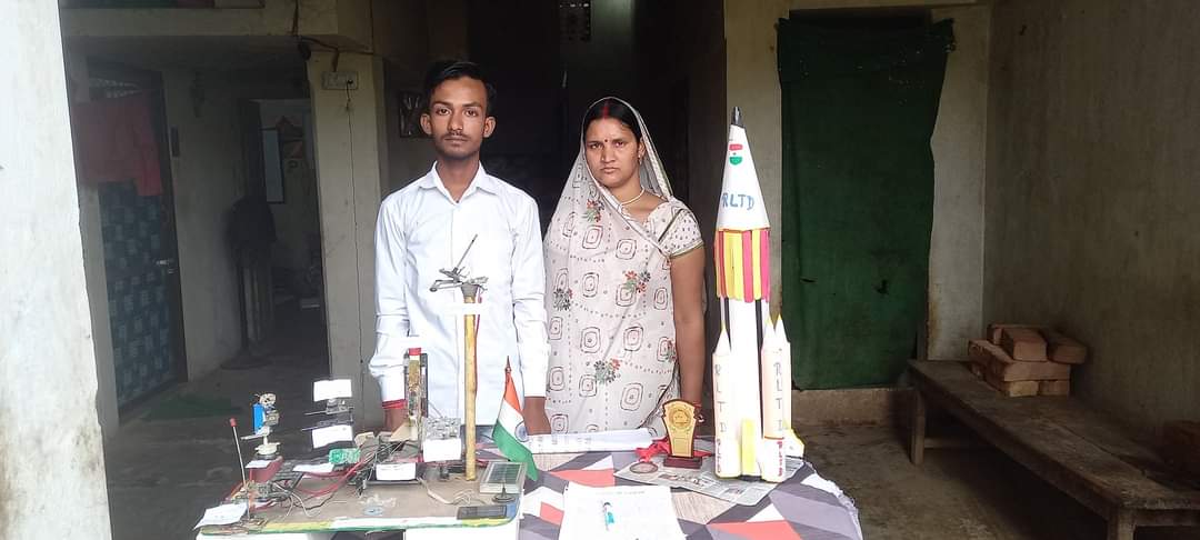 NiExpress's tweet photo. दशमी का छात्र अमन कुमार ने तैयार किया ड्रोन को हवा में नष्ट करने वाले उपकरण का प्रोजेक्ट , सरकार से मदद की है आश.देश के जवानों के लिए करेगा काम. https://t.co/I0UUaABAoq