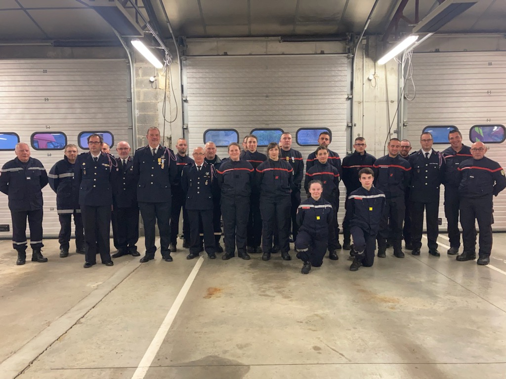 UDSP58's tweet photo. Hier soir avait lieu la cérémonie de #StBarbe pour les 🚒 de St Amand .Notre PUD accompagnait l Adc Thibier Christophe représentant le Colonel @OlivierPeycru DDSIS des @SDIS58.Un très bon moment de partage et de convivialité avec nos JSP, nos anciens, nos actifs et les dif élus https://t.co/CmWYi7zxhh
