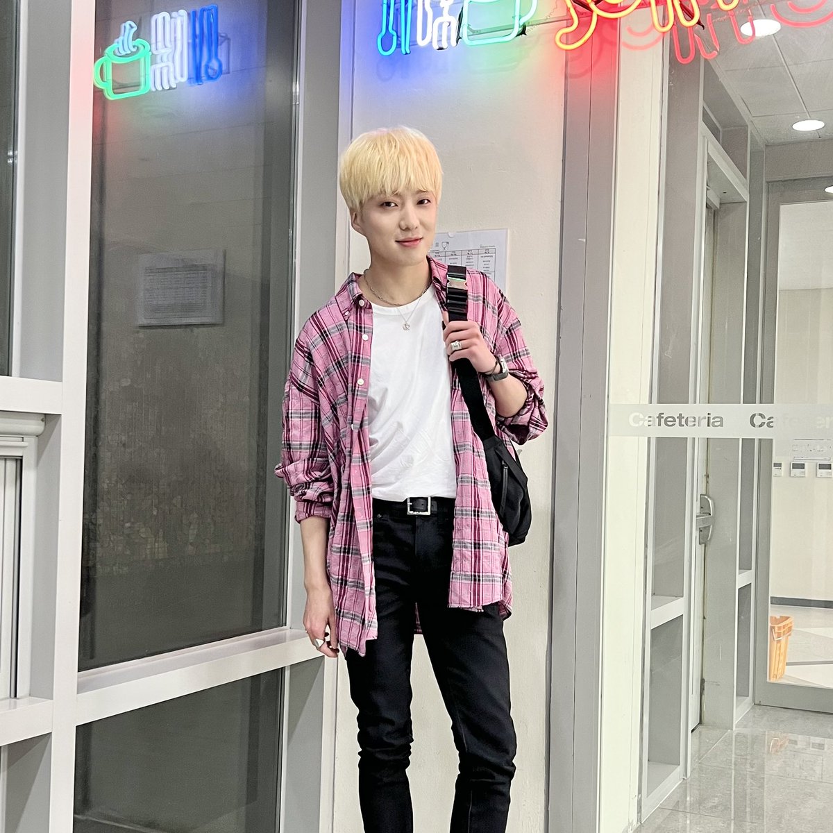 official_yoon_'s tweet photo. 오늘 밤 10시 SNL코리아에서 만납시다😎 https://t.co/PcRDsoQMRE