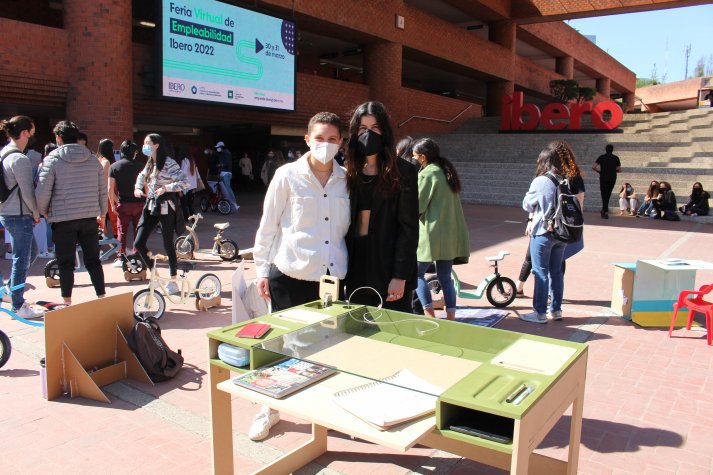 Alumnas IBERO ganan concurso con diseño de escritorio de 'fácil armado' bit.ly/3NEJGlj

El objetivo del concurso fue integrar tecnología, diseño, funcionalidad y comodidad para crear un mueble para usarse inmediatamente en el hogar