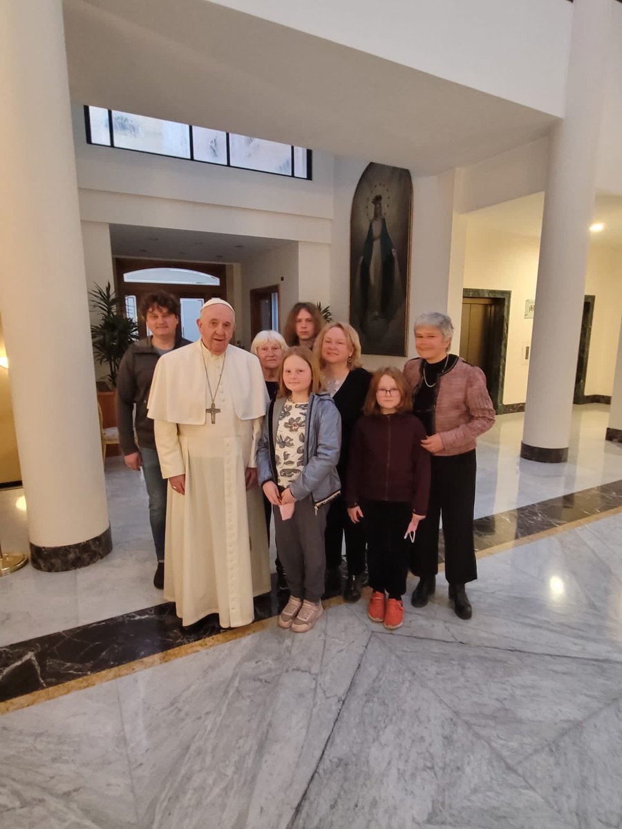 Marco_europa's tweet photo. ⁦@Pontifex_it⁩ incontra madri e bambini #ucraini rifugiati a Roma e accolti da ⁦@santegidionews⁩ prima di partire per #Malta. Un gesto di affetto e di attenzione che ha commosso e incoraggiato tutti https://t.co/k8Zbelo9Ys