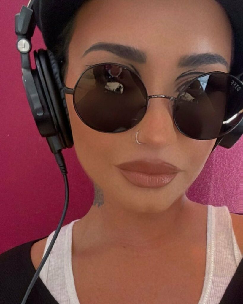 cldstyle's tweet photo. DEMI ๐ค @ddlovato in @diffeyewear x @harrypotterfilm โChosen One Sunglasses in Black Fog
#DemiLovato #DIFF #DIFFeyewear #CLDPR https://t.co/VToBnGzgow https://t.co/i1I577PCCb