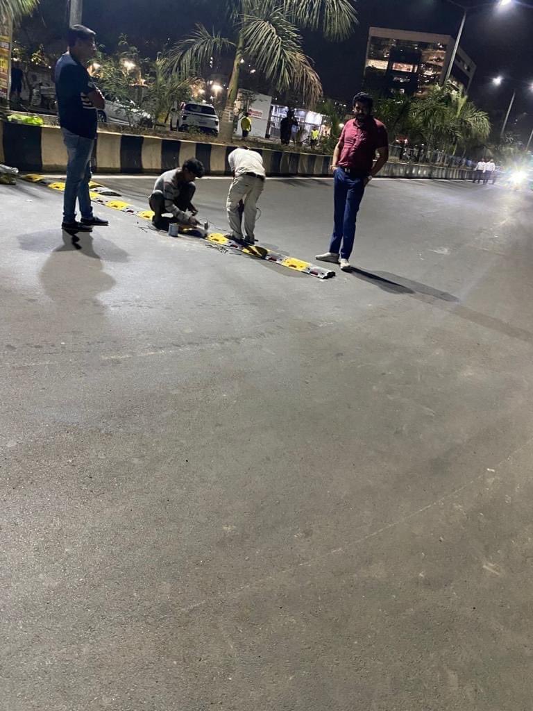 RMPATILSPEAKS's tweet photo. उलवे नोड मध्ये ओपन जिम जवळ नागरिकांना होणारी असुविधा पाहून मुंबई कृ.उ.बा.स. संचालक भाई राजेंद्र पाटील यांनी सिडकोची वाट न पाहता त्वरित स्व-खर्चातून, स्वतः उपस्थित राहून गतिरोधक बनवून घेतले, नागरिकांनी पाटील यांचे आभार मानले. https://t.co/LGg79vFsFt