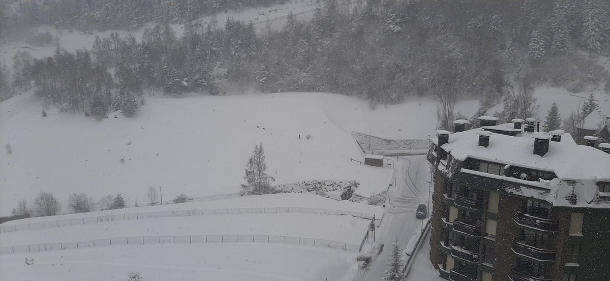 JordiPascualP's tweet photo. Bon dia!!! #Paketon #Arinsal https://t.co/SSSYqSGbtp