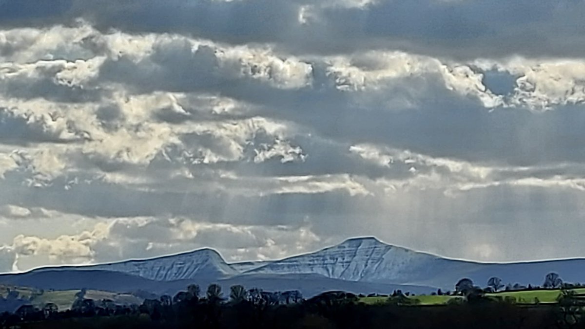 The Brecon Beacons looking splendid fromLlangors Common @llangorse_cvan @aroundllangorse