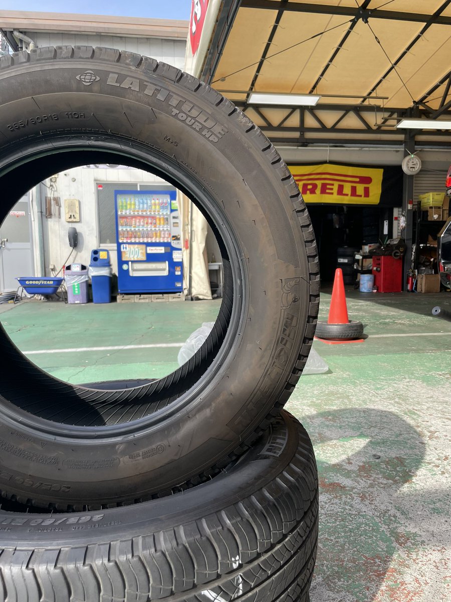 tirefitter_'s tweet photo. プラドのご来店❣️
冬から夏へ、X-ICEから
ラティチュードへ💪✨
プラドとミシュランの組み合わせ、
ダンディでかっこいいです😍
高身長チャーミング本田店長さえも
小さく見えるタイヤサイズです🤣‼️
#タイヤフィッター #プラド
#持ち込みタイヤ交換 #ミシュラン
#xice #ラティチュード https://t.co/5HMNDH2fRC