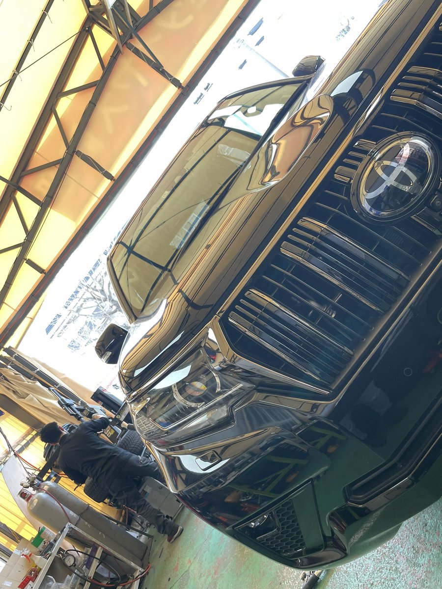 tirefitter_'s tweet photo. プラドのご来店❣️
冬から夏へ、X-ICEから
ラティチュードへ💪✨
プラドとミシュランの組み合わせ、
ダンディでかっこいいです😍
高身長チャーミング本田店長さえも
小さく見えるタイヤサイズです🤣‼️
#タイヤフィッター #プラド
#持ち込みタイヤ交換 #ミシュラン
#xice #ラティチュード https://t.co/5HMNDH2fRC