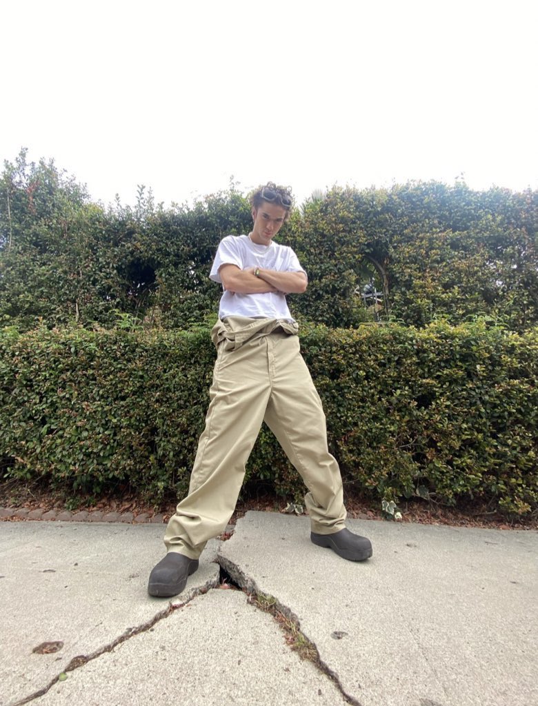 daytimebesson's tweet image. happy birthday to one of my fav humans &amp;amp; one of the most talented people. cannot wait to hug u one day &amp;amp; thank u for everything &amp;lt;3 i love u so so much. 23 is going to be ur best year yet !! 🤍🤍🤍 @SeaveyDaniel