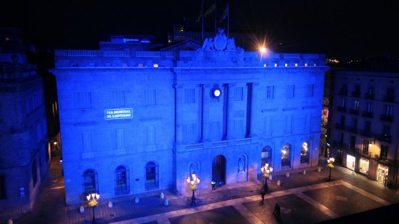 BCN_Accessible's tweet photo. 💙Avui, Dia Mundial de l'Autisme, ens sumem a la campanya #AprenemCadaDia #ConnectatAlBlau

🏛️ Edificis emblemàtics de la ciutat es vesteixen de blau. La façana de @bcn_ajuntament, de les 21 a les 24 hores

🤝De la mà de @AprenemAutisme 

Més: https://t.co/WAZvOgVE79 https://t.co/Sn2JMjkOMW