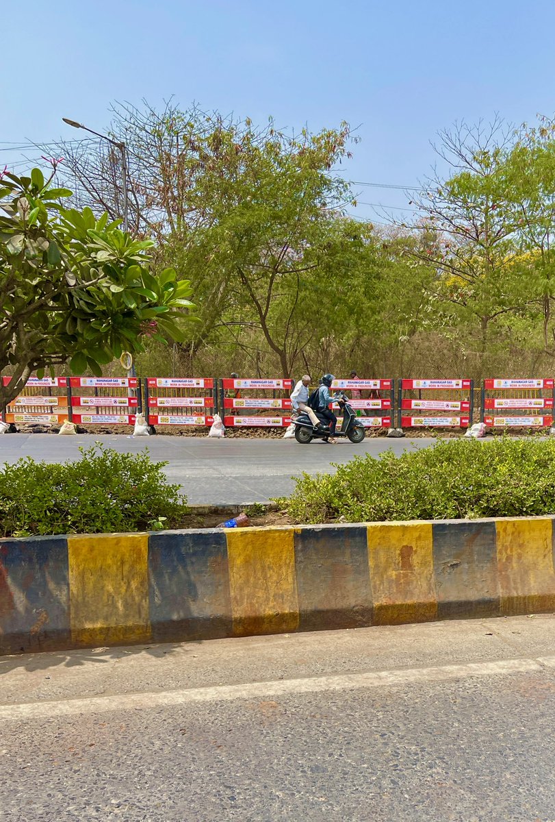 SunilGhate1's tweet photo. A @MumbaiPolice traffic cop hitches a ride from a biker probably to catch an offender! Near Ghatkopar bus depot #AGLR at #EEHighway bridge. It's nice to see such vehicles come to help. @RoadsOfMumbai @mumbaitraffic @mumbaimatterz @Mumbaikhabar9 @smart_mumbaikar @VOGNewsLive https://t.co/llPlfDgrfx