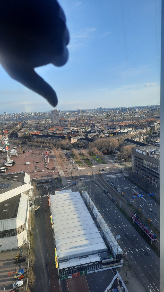 Ich bin gerade im rechten Holland um einen Faktencheck durchzuführen ob es stimmt das alle lebensrettenden Maßnahmen aufgehoben wurden und es ist wahr: Ich bin hier der einzige mit Maske und Abstandsholz.🤮Auch deswegen brauchen wir JETZT einen #Lockdown bis Herbst.