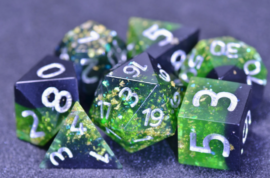DDdices's tweet photo. 🌱🌱Giveaway🌱🌱
Let's experience the taste of spring together , draw 3 winners to get 1 set of green disco dice ! 

Rules.
1.Follow me 
2. Like + RT this post 

Ends: April 10, 11pm EST 

#Giveaway  #dnd #TTRPGs https://t.co/ldHlju6tyM