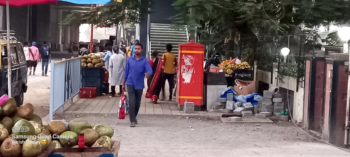 hari_shpandey's tweet photo. @mybmc @mybmcWardRN @MCGM_BMC @CPMumbaiPolice @drspmathew @nshiv @MududiS hawkers blocking the entrance of Kanderpada metro station in Dahisar West. What is the law for hawking near metro stations. This nuisance will only increase if not addressed immediately. Evict them asap. https://t.co/SXP0xnC21H