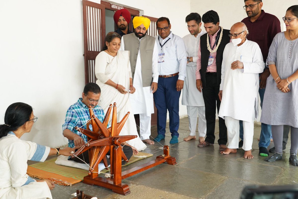 AamAadmiParty's tweet photo. चरखा चलेगा,
गुजरात बदलेगा! https://t.co/gRxGpLGINL