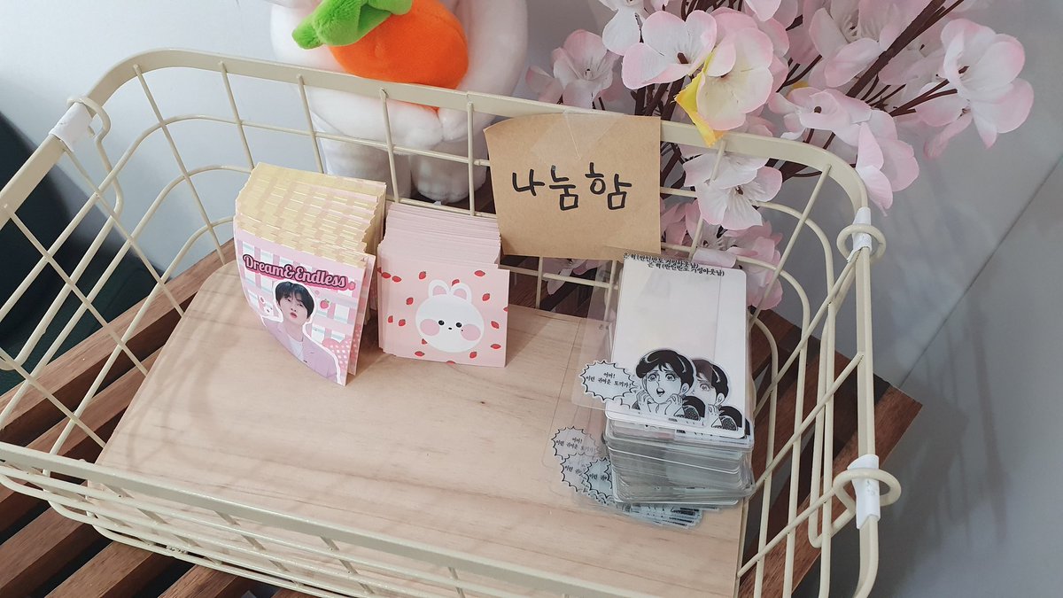 jAmSXqstopJCmWq's tweet photo. 카페 쿠키드 나눔함에 #혁재 투명포카 두고왔어요
많이 가져가주시기🥺
#은혁 https://t.co/XF2R2RBOh5