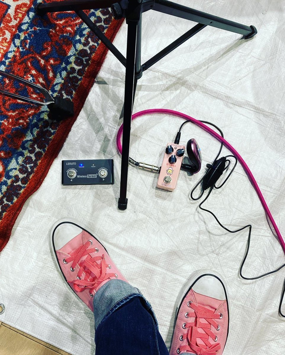 nomachan_303's tweet image. 現場なう。
本日は町田Yokota Base Studioマンスリーライブ！
【Youtube無料配信URL】 youtu.be/PXByxwg6zKQ
本日の足元は岩下の新生姜ファズ😊
自分の出番だけインスタライブ配信しちゃおうかな〜
ずっとわたくしのアップ映像のみになるけどw
#yokotabasestudio