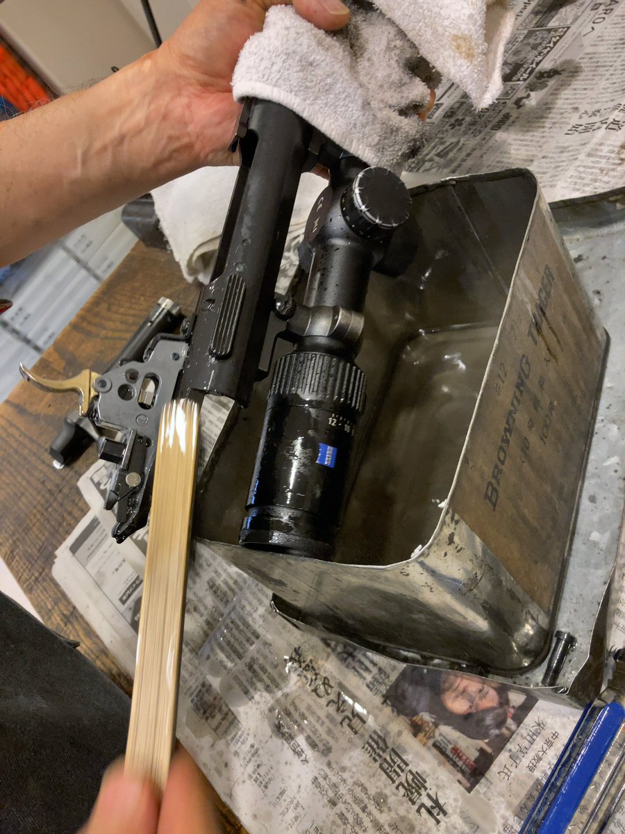 huntermikio's tweet photo. 銃砲店のプロによる分解清掃。A-Boltのボルトをパーツに分解するのは私には無理なので、年に一度お願いしている。嫌な顔ひとつせず丁寧に作業していただき感謝。銃も私の気持ちもスッキリ。
#狩猟 #狩猟採集 #ジビエ #エゾシカ #命 #猟育 #忍び猟 #単独忍び猟 #猟銃 #ハーフライフル #小宮銃砲 #abolt https://t.co/yeJE8PyRGr
