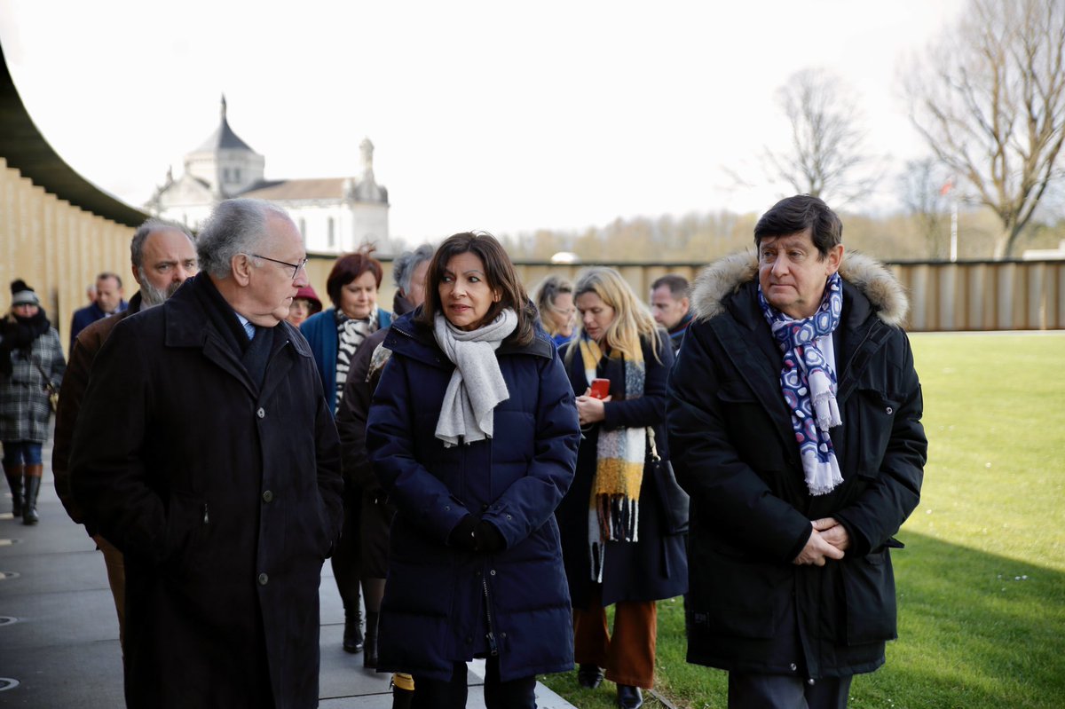 psarrageois's tweet photo. Ce jeudi, notre secrétaire de section et maire d'Haplincourt, @michel_flahaut, était présent aux côtés de notre candidate à l'élection présidentielle @Anne_Hidalgo pour une émouvante visite de l’Anneau de la Mémoire avec les noms des 580 000 soldats tombés sur le front du NPDC. https://t.co/1WghcoYH1U