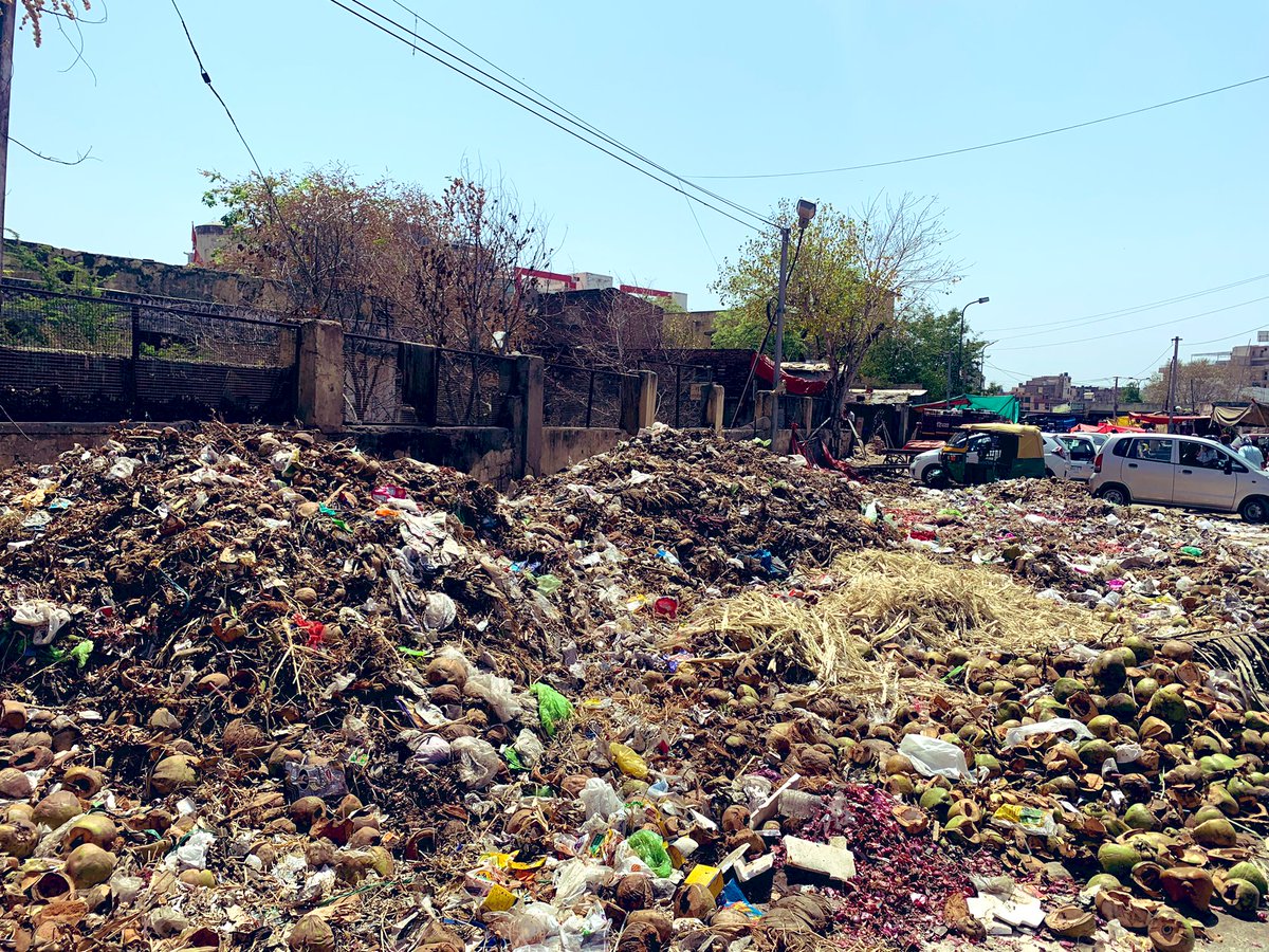 Condition at Lal kothi sabzi mandi  even RajasthanHighCourt’s car got stuck due to pathetic situation of litter #Jaipur #cleanjaipur #UNESCO #toi #CNN #bbc #RajasthanWithNews18 #RajasthanDiwas #Traffic