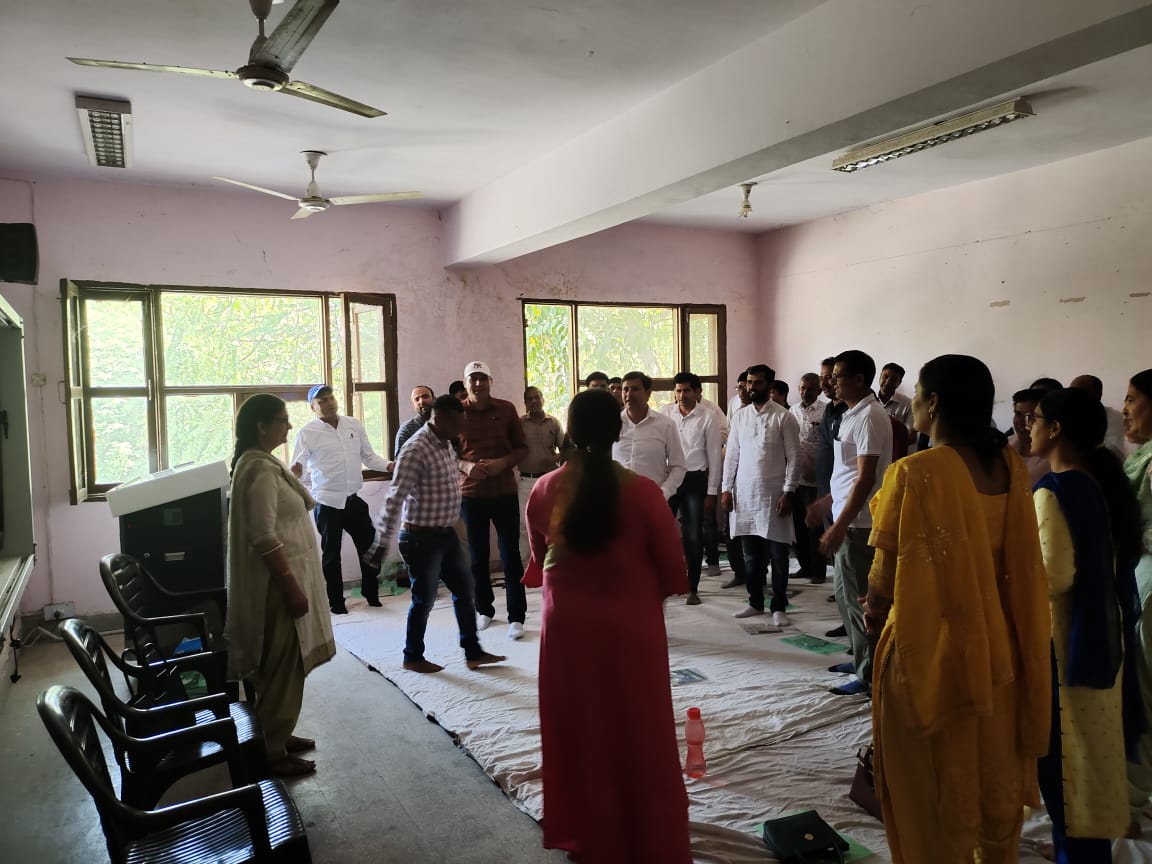 DeeoKaithal's tweet photo. 01.04.2022 (Day -1)
Monitoring of FLN Training Camp at DIET Kaithal by R/DEEO Kaithal- Sh Chander Kalan ma'am in Block Kaithal https://t.co/GHkEoSotrj