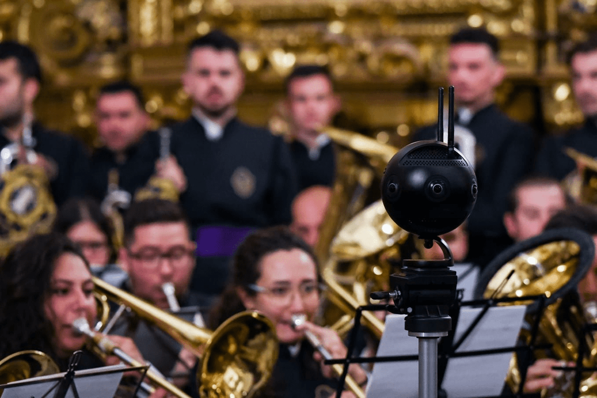 Experiencia inmersiva en un concierto de marchas para disfrutarlo con gafas de realidad virtual y en 360 grados. Lo ha realizado el <a href="/gid_us/">GID. Grupo de Investigación Didáctica</a> de <a href="/unisevilla/">Universidad de Sevilla</a> con <a href="/lascigarreras/">Las Cigarreras</a> y está en el canal de YouTube de la Banda de Música. Conoce a sus artífices y ver bit.ly/3Lzsegm
