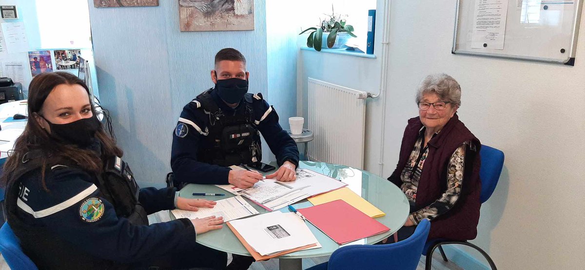 Gendarmerie_050's tweet photo. Les élections approchent. En 2022, beaucoup de choses changent pour les procurations. Deux jeunes gendarmes de la COB de #Mortain se sont rendus cette semaine à la maison de retraite de #Sourdeval pour établir des procurations de vote au profit des résidents. #AVosCôtés https://t.co/1pFI8nKAEE
