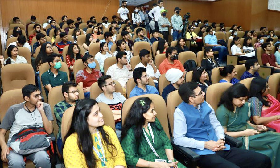 SanjaySingh_IPS's tweet photo. With the growth of technology, unfortunately there has been a spurt in #CyberCrime against #Women & to discuss this pressing issue a seminar was held at @GGSIPUIndia in collaboration with #DSLSA & Bhagidari Jan Sahyog Samiti. It’s important to curb this menace.
#MakingWomenSafe https://t.co/o9XIgiELfQ