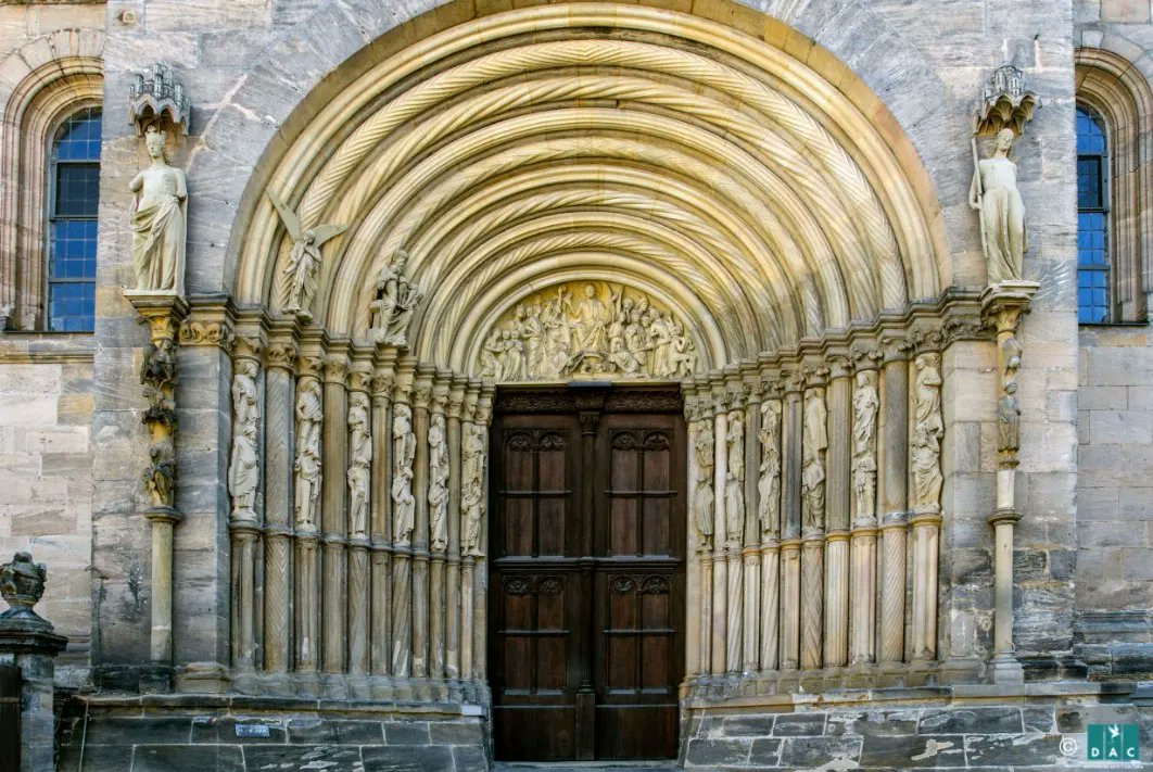 _DAC_oficial's tweet photo. #Pórtico de la #CatedraldeBamberg,#Alemania,#sigloXIII.
Esta #catedral fue fundada por #EnriqueII,#emperador del #SacroImperio,en el #sigloXI.Dos #siglos después se reformó.En el #tímpano de su #puerta principal se representa el #JuicioFinal.
#DAC #art #cathedral #sculpture #arte https://t.co/b3PcprOAeB