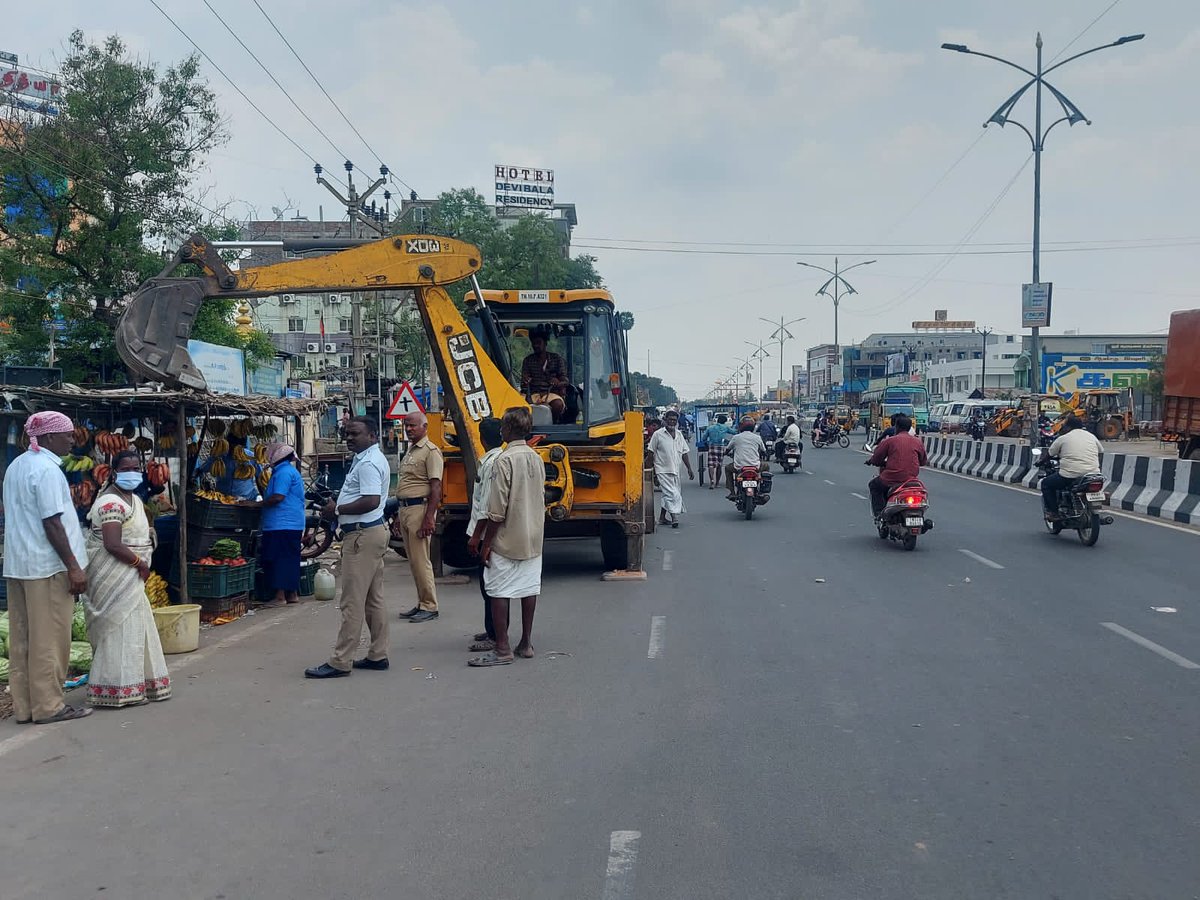 PARTHIDSP2's tweet photo. #Villupuram town Eviction started from 4 Junction towards new bus stand 

#villupuram traffic regulation https://t.co/fiXQbVAEcd