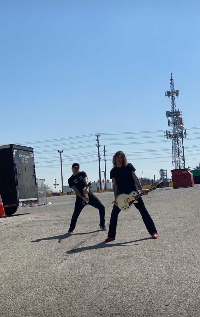 THE BOYZ ARE BACK IN TOWN!!!
@iannorfolk & @JustinHawkins

Pic nicked by @RuTTaylor1 #instagramstories 

#iannorfolk #justinhawkins #thedarkness #behindthescenes #backstage #ontour #tourlife #gibson #gibsonguitars #lespaul #gibsonlespaul #lespaulcustom #tdkjusettes #iansoftlad