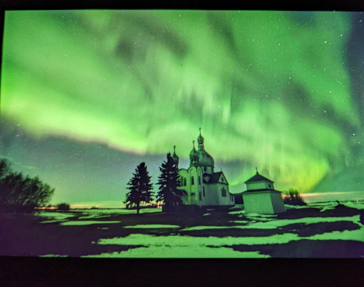 RathrBStrmChsng's tweet image. A prolonged bright colourful display including overhead corona occured over the last hour or so, from Saskatchewan, Canada. Too cold to type more frequently. #backofcamera @AuroraNotify @TweetAurora @TamithaSkov