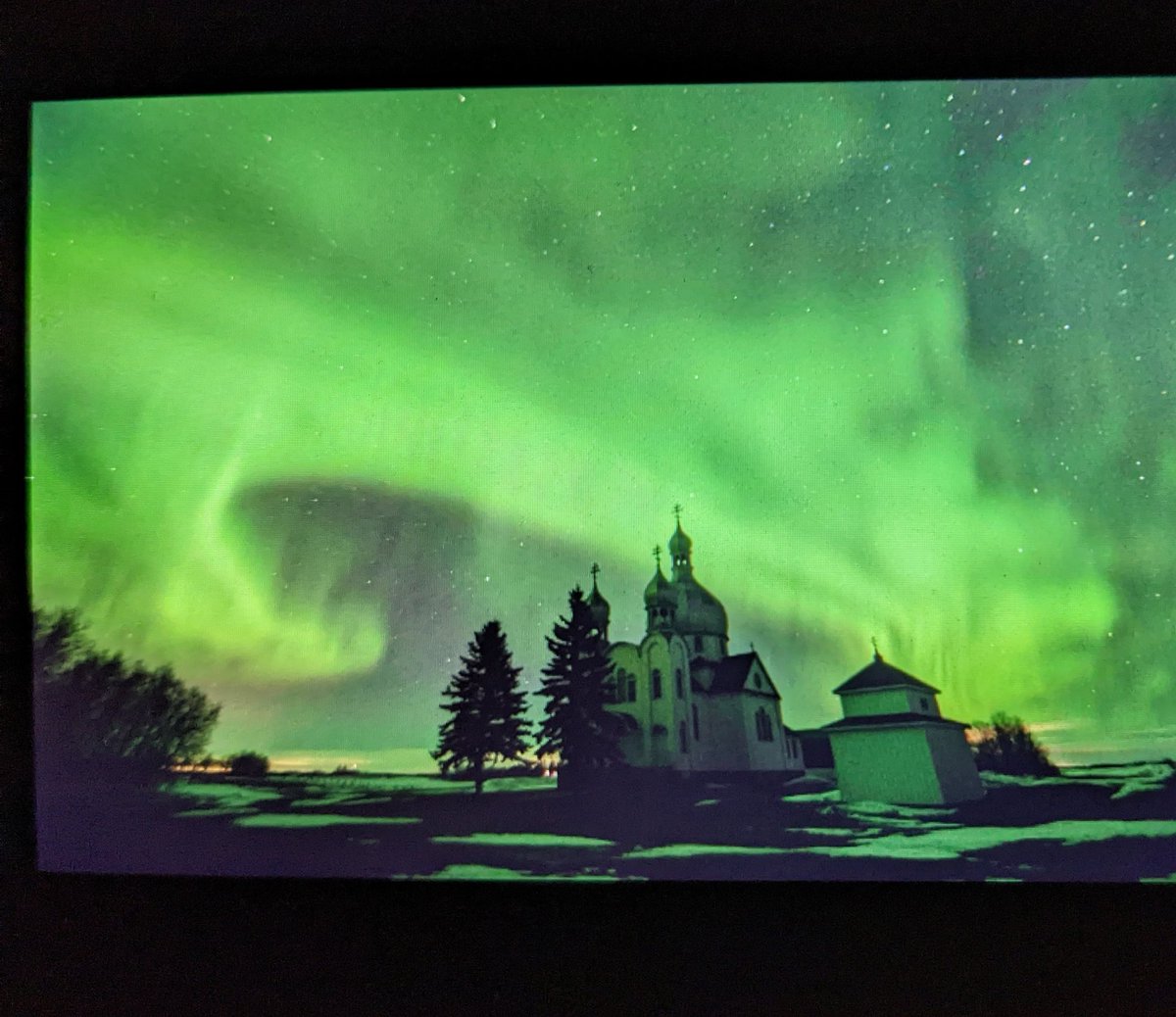 RathrBStrmChsng's tweet image. A prolonged bright colourful display including overhead corona occured over the last hour or so, from Saskatchewan, Canada. Too cold to type more frequently. #backofcamera @AuroraNotify @TweetAurora @TamithaSkov