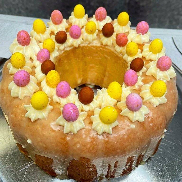 ApiaryHarleston's tweet photo. It's the weekend 🎉

Need #cake? We HAVE CAKE at The Apiary. Come and enjoy a slice with a cup of awesome coffee ☕🍰

Try Rhubard &amp; Custard Blondie, Burnt Orange &amp; Mini Egg Bundt Cake and Raspberry &amp; White Chocolate Loaf Cake 🧡🐝
#Norfolk https://t.co/4AibXgDyzM