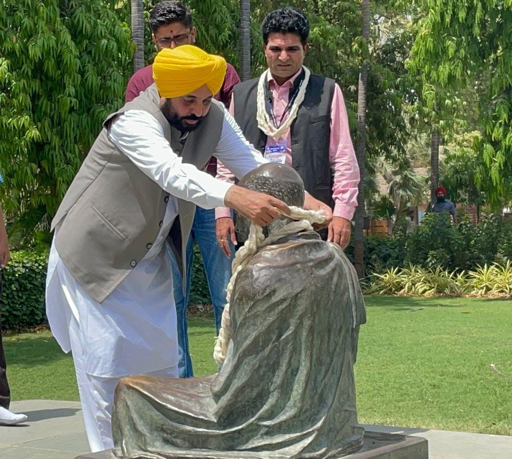 BhagwantMann's tweet photo. मुख्यमंत्री, दिल्ली @ArvindKejriwal जी के साथ साबरमती आश्रम में महात्मा गांधी जी को श्रद्धांजलि दी।

गांधी जी के आश्रम में आज़ादी की लड़ाई के दौरान इस्तेमाल हुईं वस्तुएं देखने को मिली जैसे कि उनके लिखे पत्र। गांधी जी के आदर्श सिर्फ भारत नहीं, बल्कि पूरी दुनिया को प्रेरणा देते हैं https://t.co/n8UKokMVHD