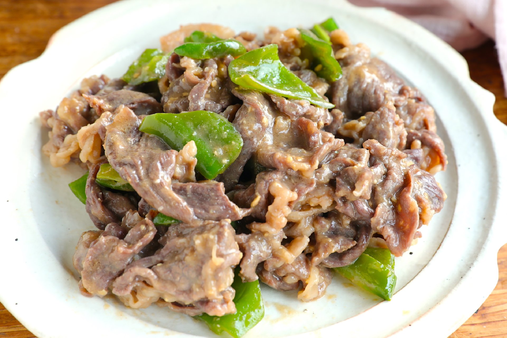 ぐっち夫婦 料理家 この美味しさが簡単にレンジで作れるなんて こっくりしたみそ味がごはんと相性良すぎ レンジで牛こまピーマンのみそ炒め 耐熱皿にピーマン 牛肉のせ 調味料かけレンチン よく混ぜ再加熱し余熱 火が通ったら皿に盛る お