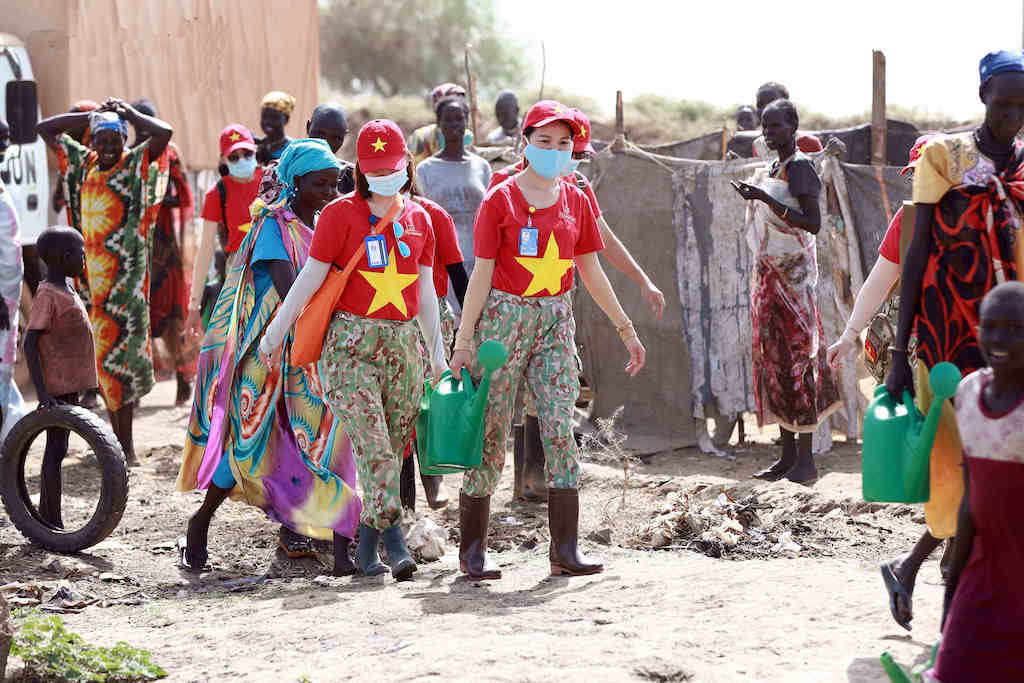 UNPeacekeeping's tweet photo. In Unity State, #SouthSudan🇸🇸, the medical contingent from #Vietnam🇻🇳 serving with @unmissmedia engaged with the local community &amp; helped 25 farmers plant vegetables🥦, fruits 🌾 &amp; trees🌳 to produce better-quality food for improved nutrition &amp; health. #A4P🕊️

📷 UNMISS https://t.co/7w9mN0VOpD