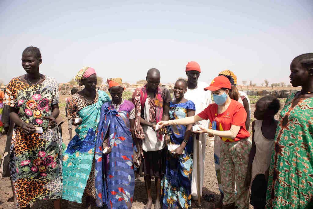 UNPeacekeeping's tweet photo. In Unity State, #SouthSudan🇸🇸, the medical contingent from #Vietnam🇻🇳 serving with @unmissmedia engaged with the local community &amp; helped 25 farmers plant vegetables🥦, fruits 🌾 &amp; trees🌳 to produce better-quality food for improved nutrition &amp; health. #A4P🕊️

📷 UNMISS https://t.co/7w9mN0VOpD