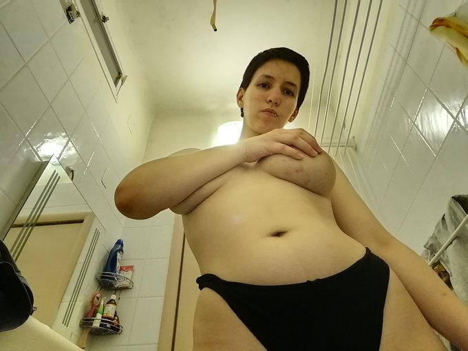 Mommy was really horny while doing the chores last night 😏❤️ https://t.co/eEJZUKrmR1