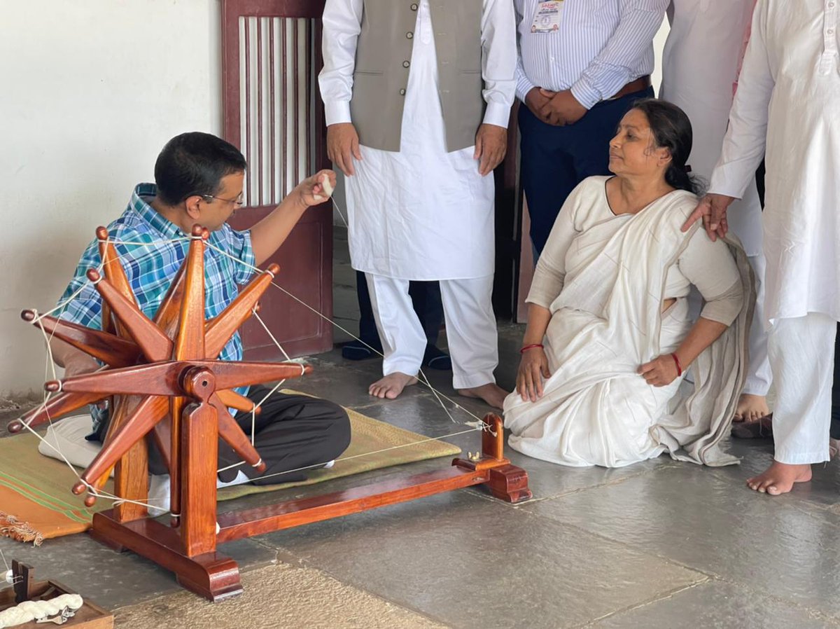 आज गुजरात के साबरमती आश्रम जाने का सौभाग्य मिला। यह आश्रम एक आध्यात्मिक स्थान है, ऐसा प्रतीत होता है कि जैसे यहाँ गांधी जी की पूज्य आत्मा बसती है। यहाँ आकर आध्यात्मिक अनुभूति होती है। मैं स्वयं को धन्य मानता हूँ कि मैं भी उस देश में पैदा हुआ जिस देश में गाँधी जी पैदा हुए।