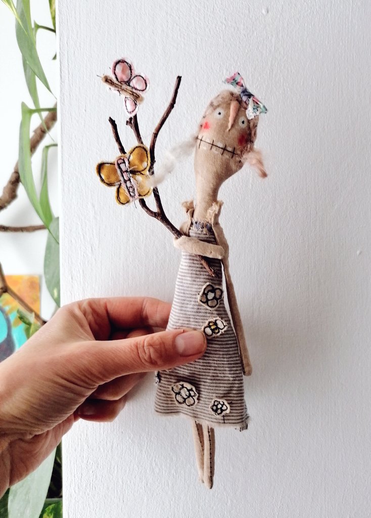 Canarylittle's tweet photo. Good morning #UKGiftAM #UKGiftHour
This little lady is just ready for Spring! Aren't we all? 😅😂
She is handmade with upcycled fabrics and inspired by folk art.
Available on Big Cartel
https://t.co/0CTo9SUAlP

🐝🌼🦋🐝🌼🦋 https://t.co/rrMQp8f24J