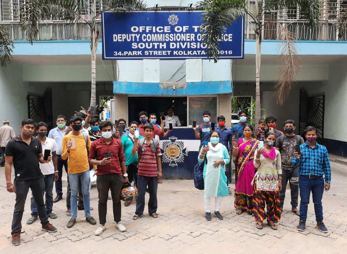 KPSouthDiv's tweet photo. #LostRecovered
Lost Mobile handsets were recovered and handed over to it's rightful owners. #WeCareWeDare

@CPKolkata @KolkataPolice @KPDetectiveDept https://t.co/y6FOlQfCLW