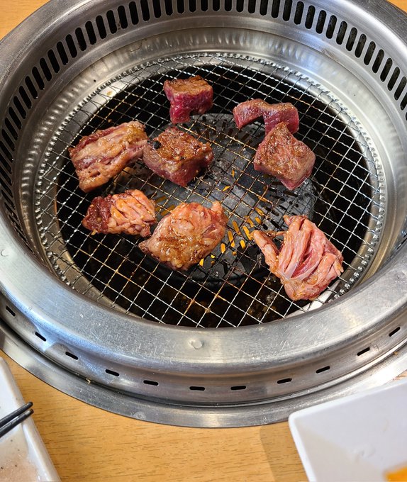 一流のトレーナーなので焼き肉キング来てる 