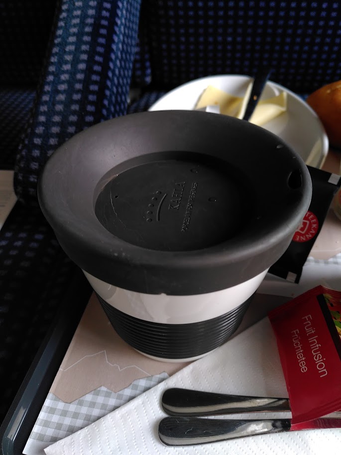 One more reason to take the ÖBB night train: the breakfast mugs are re-usable, and made of porcelain! 😍 And there are several organic options for breakfast. Well done, <a href="/unsereOEBB/">ÖBB</a>! 👏 #nightjet #nj456 #nachtzug #liegenstattfliegen