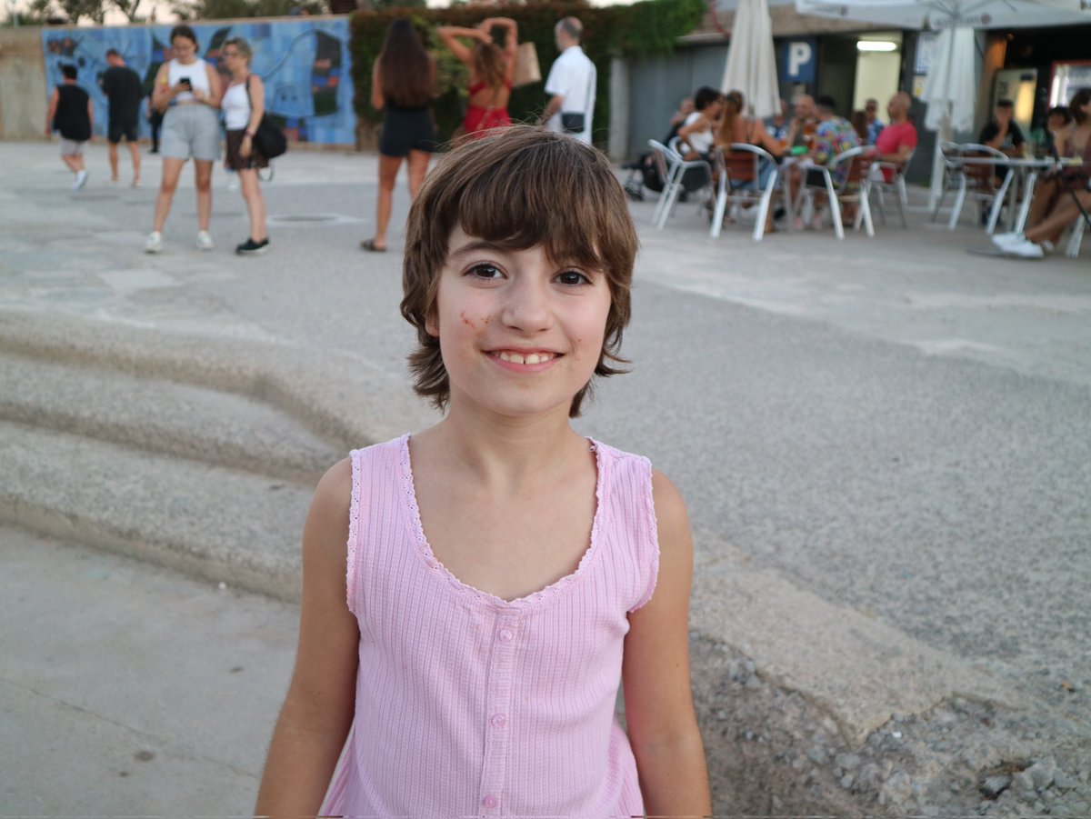 A esa mirada y sonrisa no la juzgaría por tener autismo.
Las personas con TEA se relacionan, quieren, sienten, tienen ilusiones.
Escúchalas, conócelas, no las juzgues, no las etiquetes. Dales una oportunidad. ¿Lo harás? #diamundialautismo #2deAbril 💙