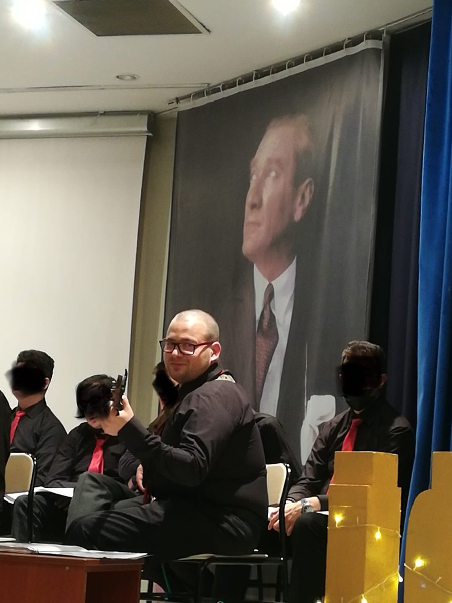 Dün önce İzmir Demokrasi Üniversitesi, ardından da Dokuz Eylül Üniversitesinde <a href="/izmirizot/">izmirizot</a> orkestra ve korosu ile, uzun bir aradan sonra tekrar sahnede olmanın mutluluğu adeta Bora’nın gözlerine yansımış. Emeği geçen herkese teşekkür ederiz. #2NisanOtizmFarkındalıkGünü