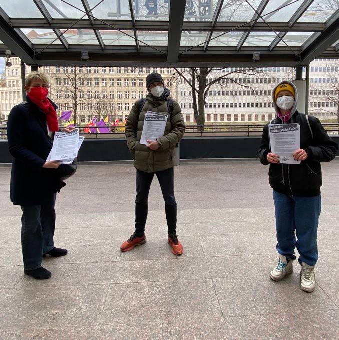 Soli_Linke's tweet photo. Heute werben wir vor dem #linkelpt in #Berlin für die Initiative #SolidarischeLINKE.

Macht mit, unterstützt uns für eine neue @dieLinke!
https://t.co/plaL8VKbM0 https://t.co/0nh9paqKQp