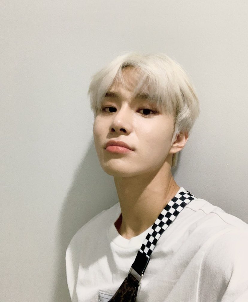 ออมอ คุณชูการ์แด๊ดดี้อัพรูปนี้ลงไอจี เป็นพระคุณอย่างสูงอย่างหาที่สุดมิได้ อยากหวีดมานานแล้ว แต่ติดลิขสิทธิ์ ตอนนี้หวีดได้แล้ว😭😭 พี่จองอูผมขาวสุดยอดดด
