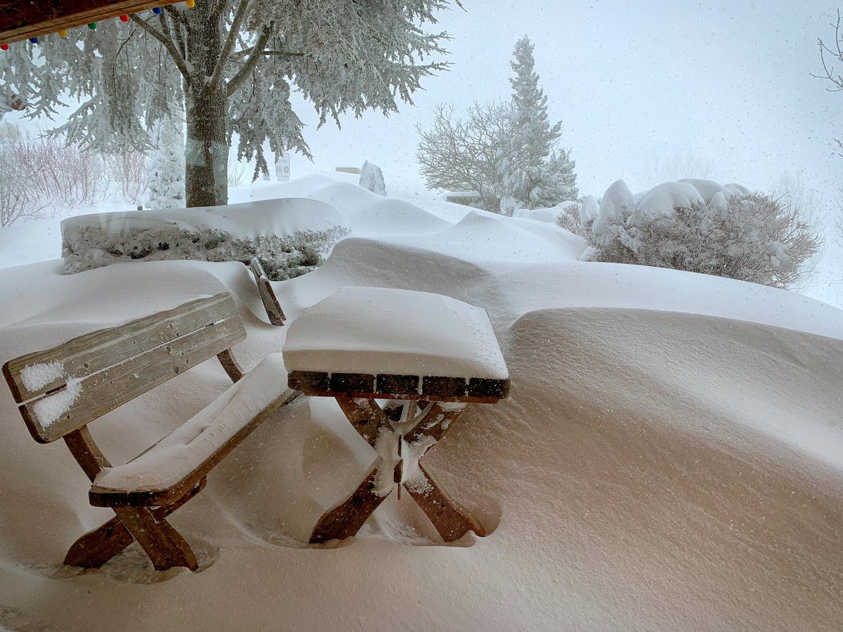 Plus d’1m de #neige à 1000 m dans le #Vercors depuis hier. Impressionnant ! Photo réalisée à Saint-Jean-en-Royans, ???? Hostel Quartier Libre 